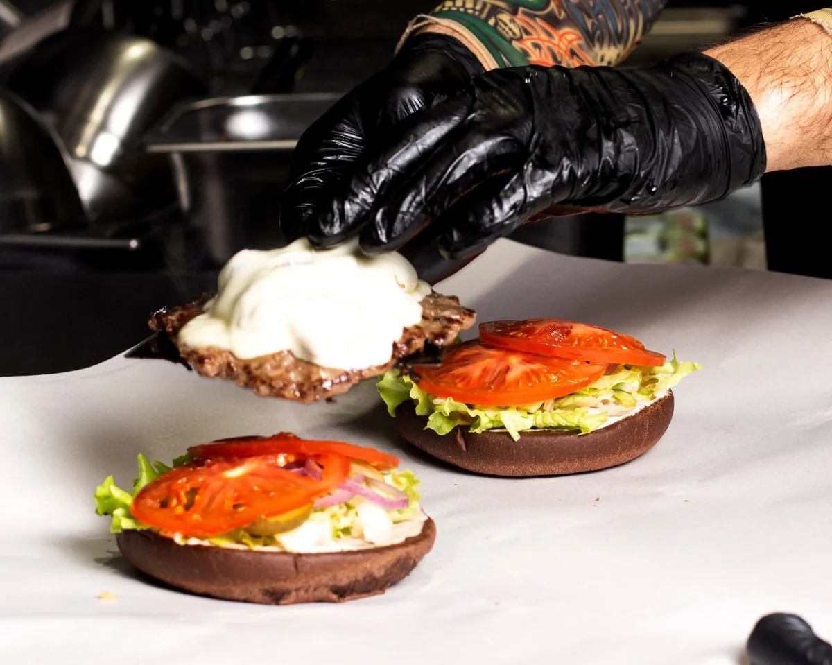 Burgeri taze malzemelerle hazırlayan aşçı