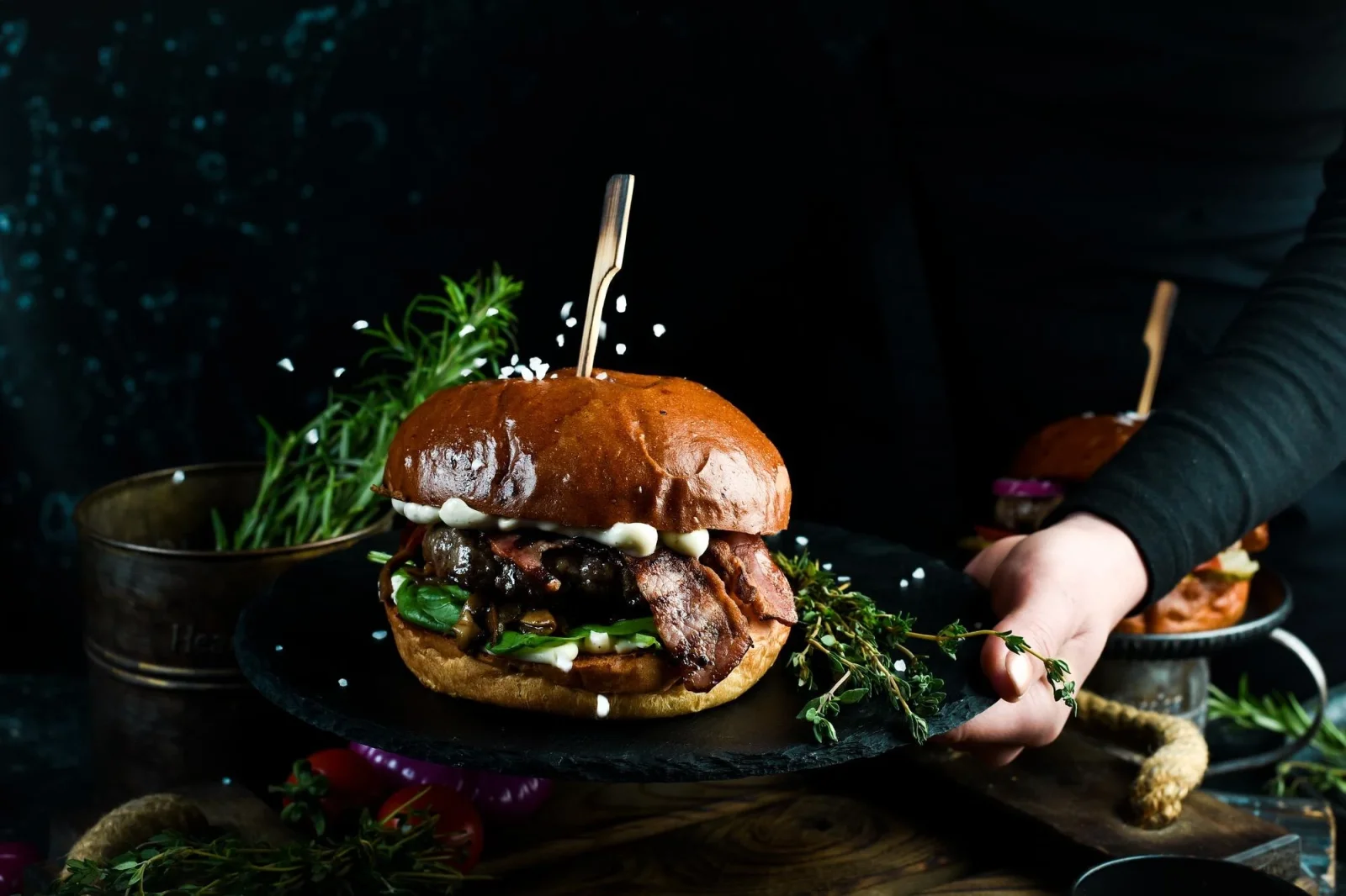 Koyu taş tabakta servis edilen gurme burger