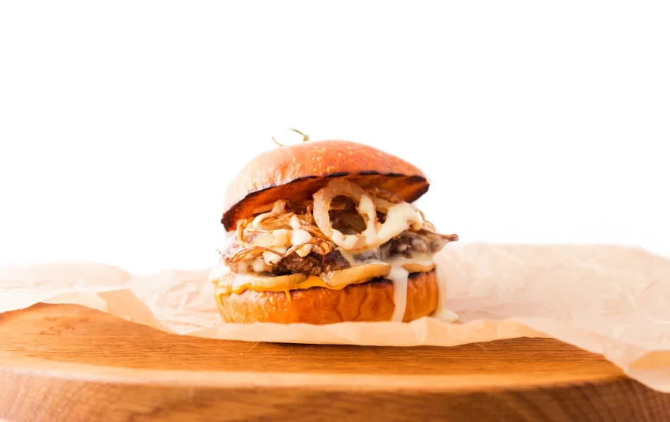 Mantar ve çıtır soğanlı burger