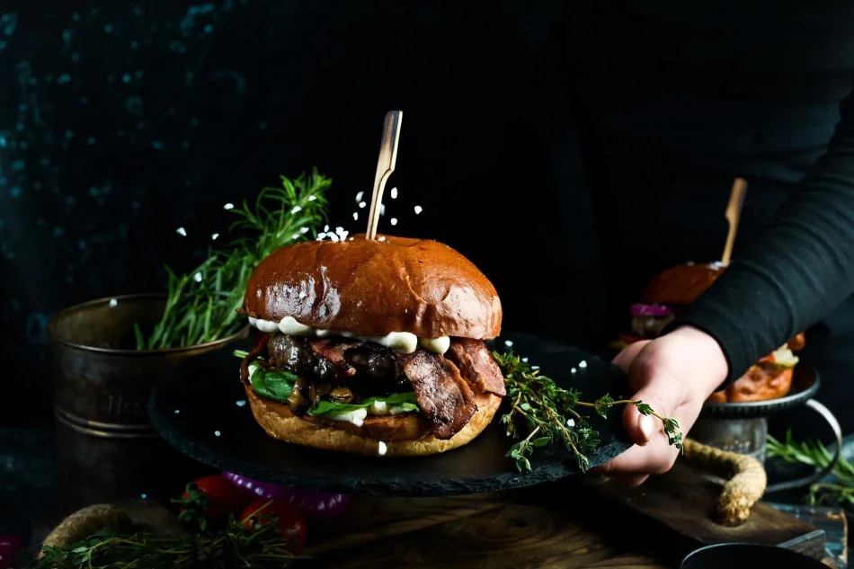 Taş tabakta sunulan gurme burger